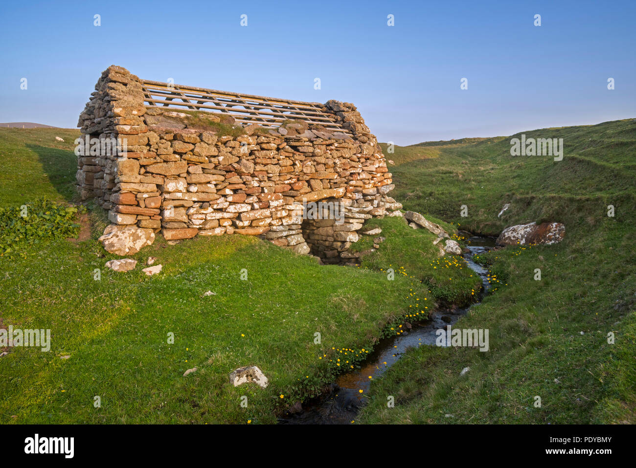 Uno dei tre antichi mulini orizzontali / mulino ad acqua / Clack Huxter Mills, Sandness, Continentale, le isole Shetland, Scotland, Regno Unito Foto Stock