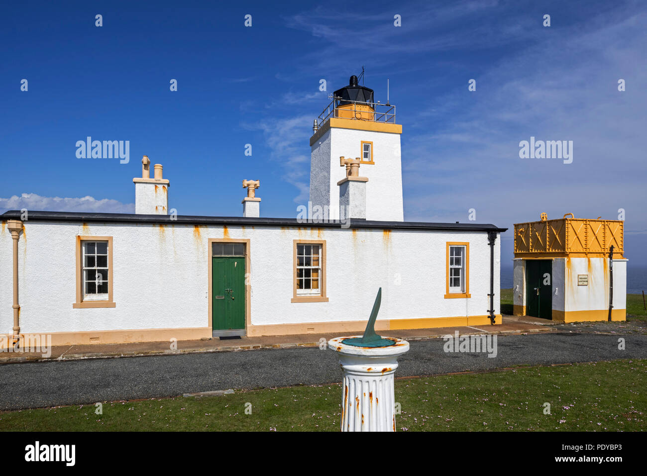 Eshaness Lighthouse / Esha Ness faro costruito da David Alan Stevenson sulla penisola Northmavine, Continentale, le isole Shetland, Scotland, Regno Unito Foto Stock