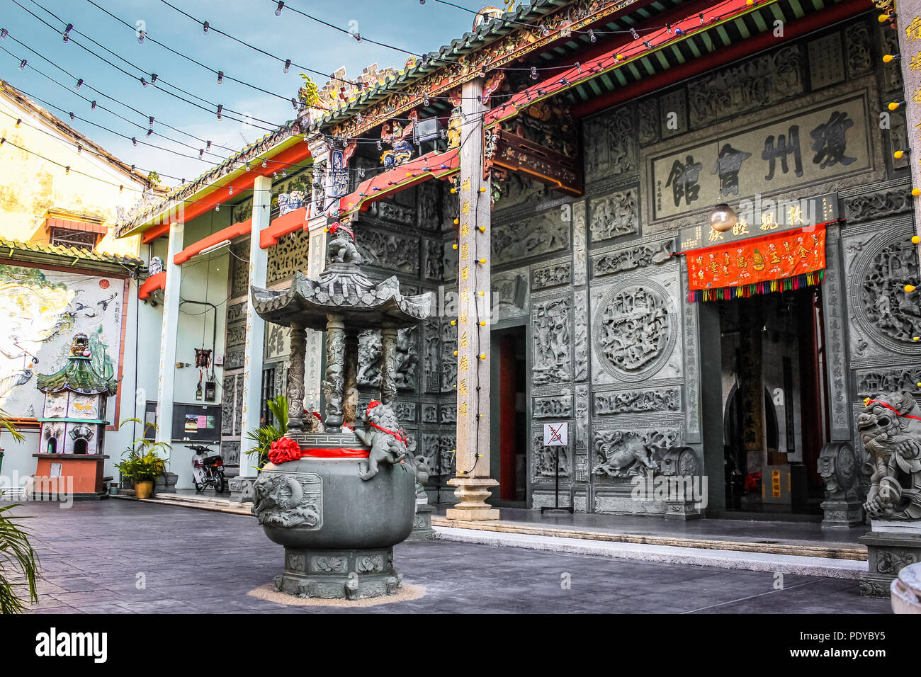 La vista frontale del tempio di Hainan tempio, Lebuh Muntri. Foto Stock