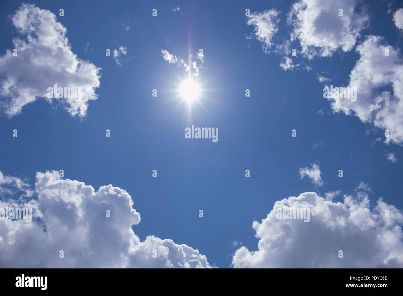 Cielo azzurro e sole. il cielo sereno lo sfondo con un minuscolo nuvole Foto Stock