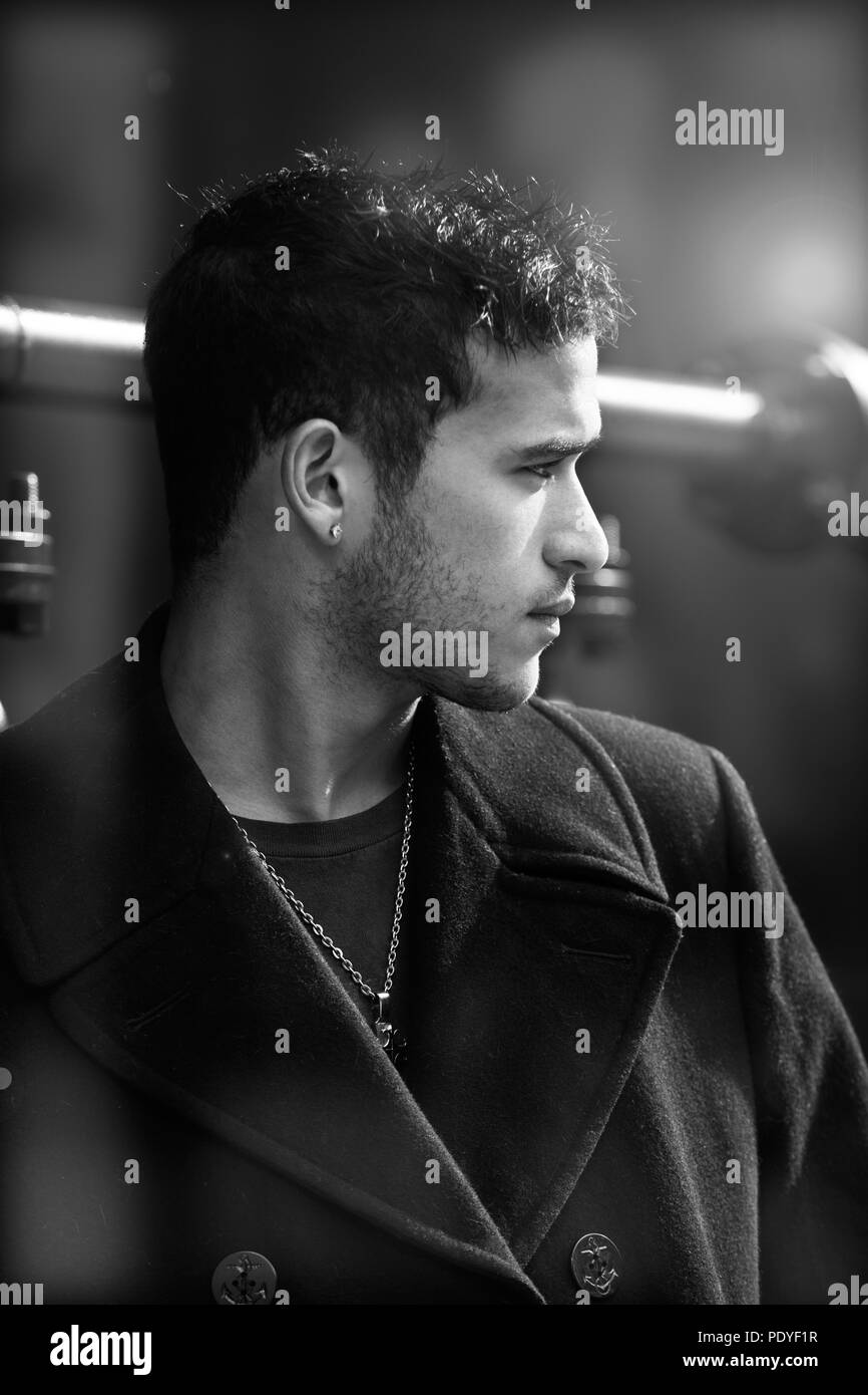 Bello, scuro complected giovane in un elegante soprabito. Esclusiva la moda maschile stock foto. Foto Stock