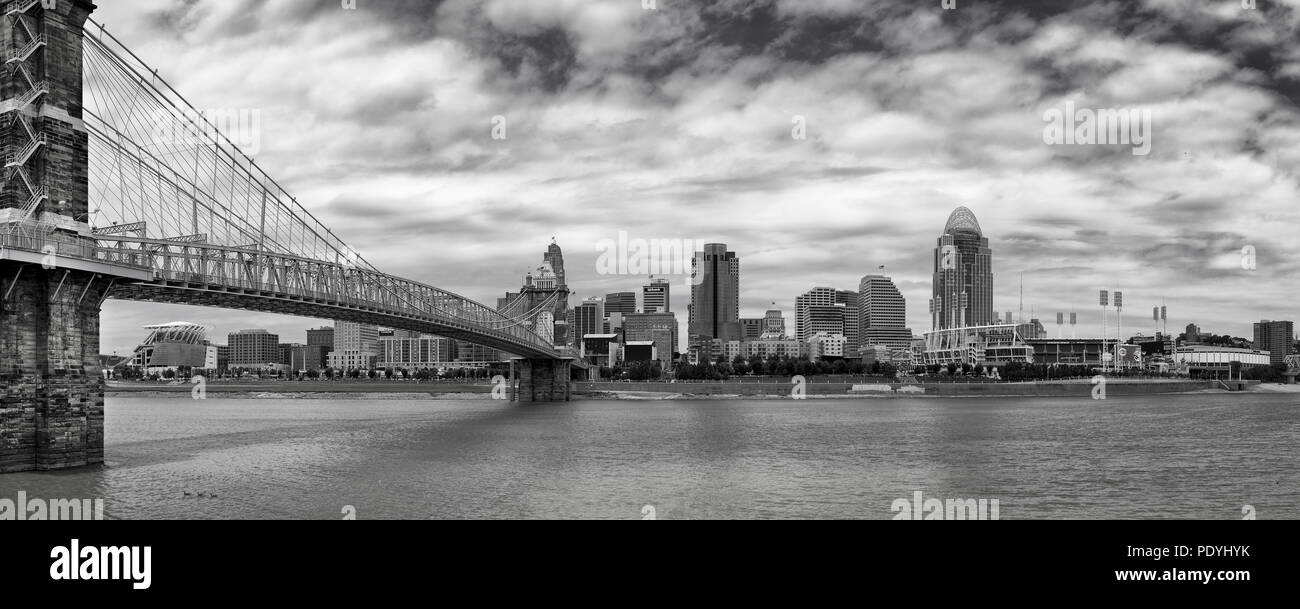 Cincinnati skyline, il fiume Ohio e il John A. Roebling Suspension Bridge da Covington, Kentucky Foto Stock