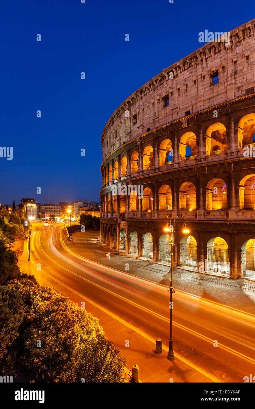 Luce di auto-sentieri di fronte al Colosseo di Roma al tramonto, Roma Lazio Italia Foto Stock
