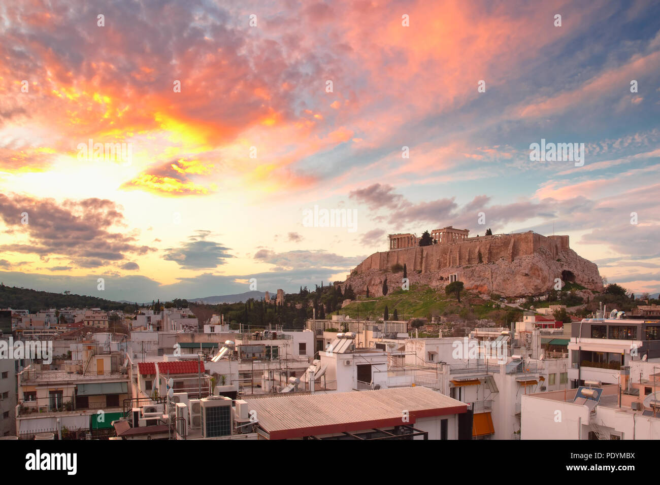 Fira, cittadina principale di Santorini e di notte, Grecia Foto Stock