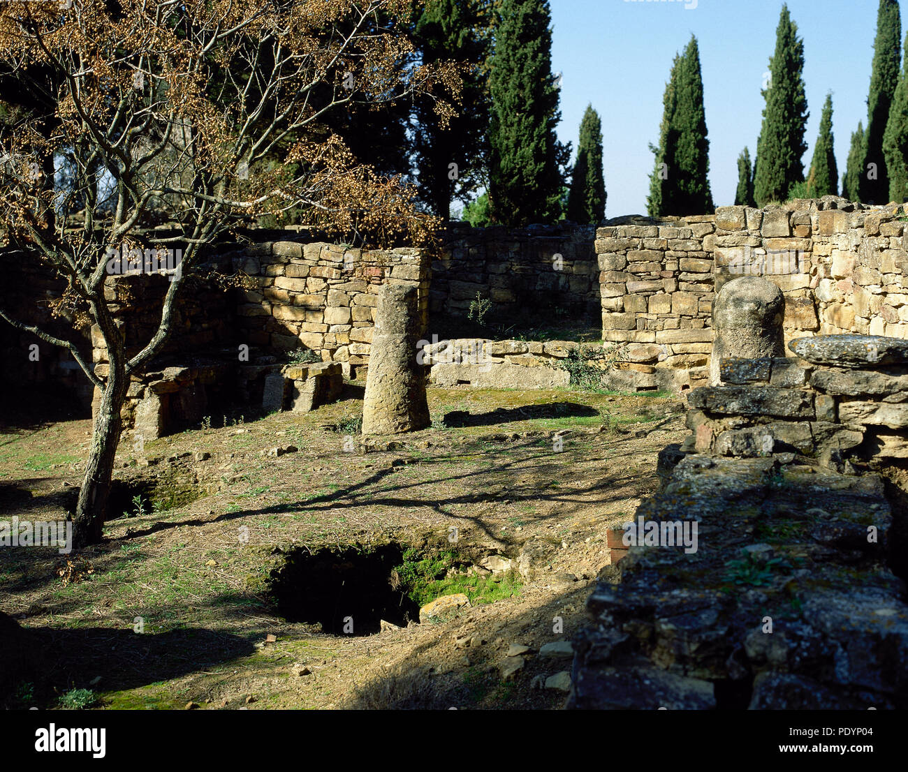 Insediamento iberico di El Puig de Sant Andreu. Vi secolo-2nd secolo A.C. Resti di un edificio, probabilmente per un uso rituale (III secolo a.C.). Ullastret, provincia di Girona, in Catalogna, Spagna. Foto Stock