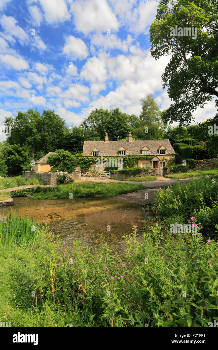 Il fiume occhio alla macellazione superiore villaggio, Gloucestershire Cotswolds, England, Regno Unito Foto Stock