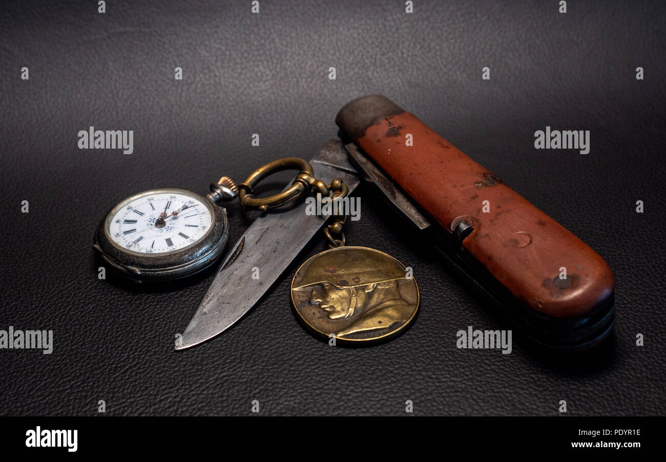 Vintage militari antichi coltellino tascabile con orologio da tasca e  soldato emplem sfondo nero guerra mondiale 2 superficie in pelle Foto stock  - Alamy