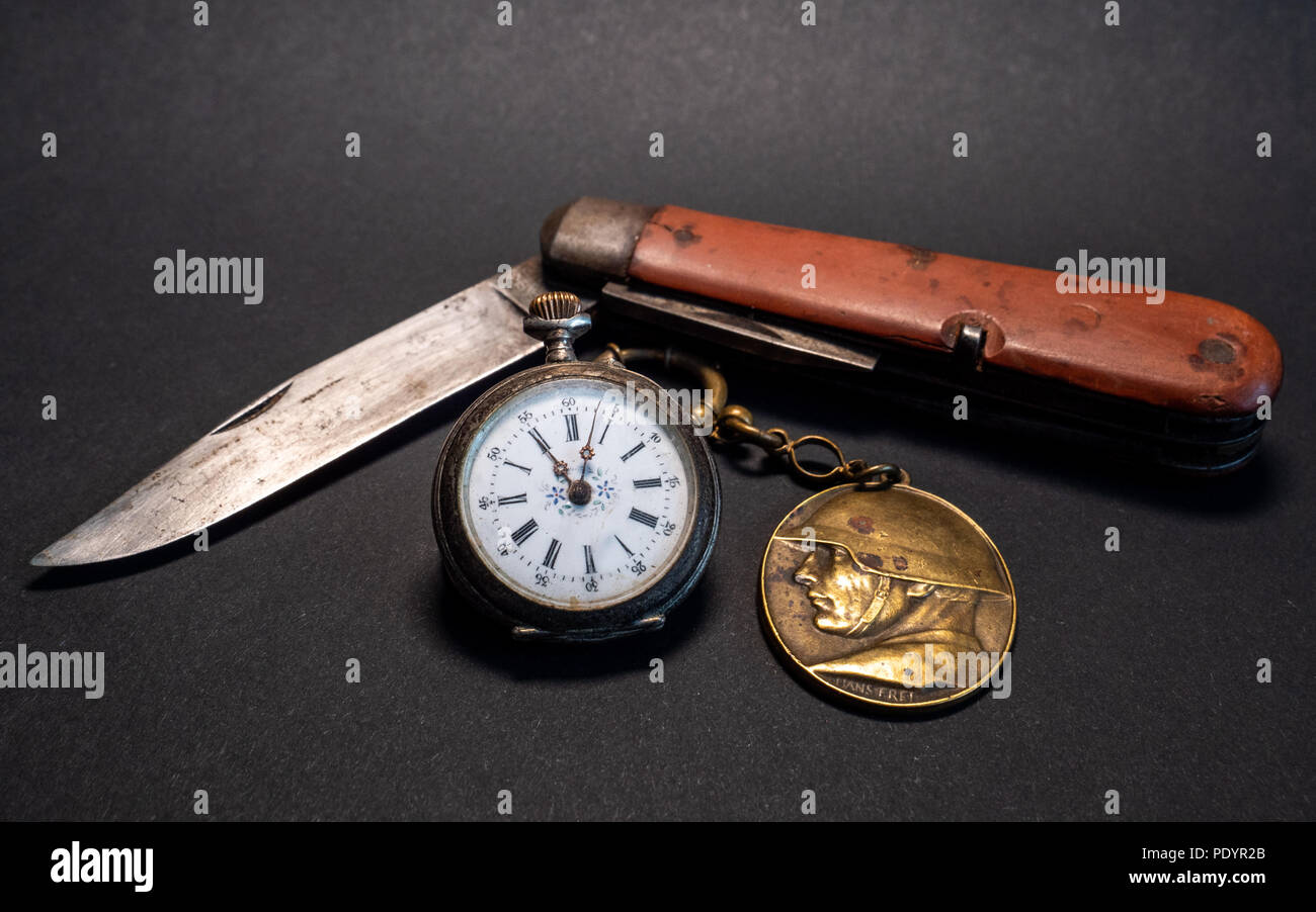 Vintage antique militare svizzero coltello tascabile con orologio da tasca e soldato emplem sfondo bianco guerra mondiale 2 superficie in pelle Foto Stock