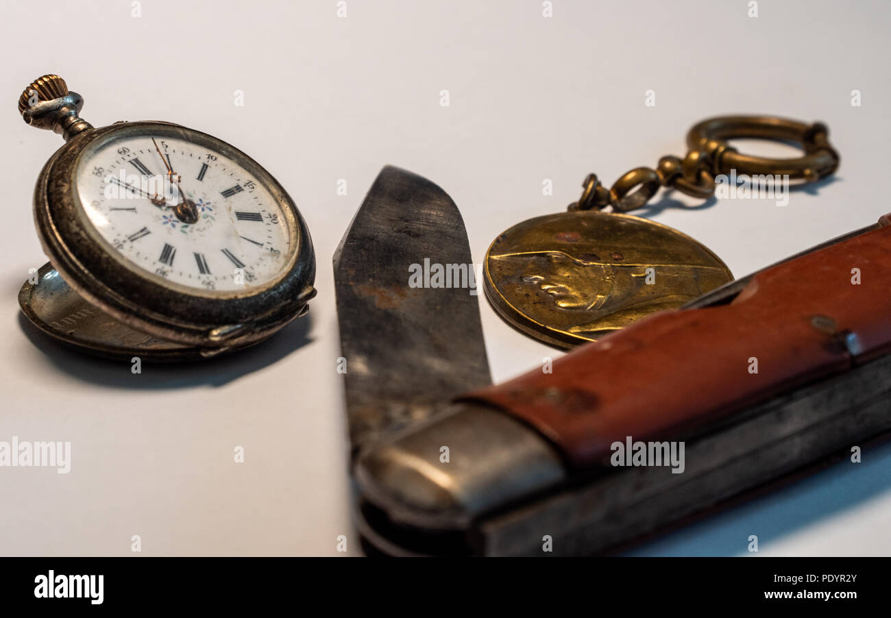 Vintage antique militare svizzero coltello tascabile con orologio da tasca  e soldato emplem sfondo bianco guerra mondiale 2 superficie in pelle Foto  stock - Alamy