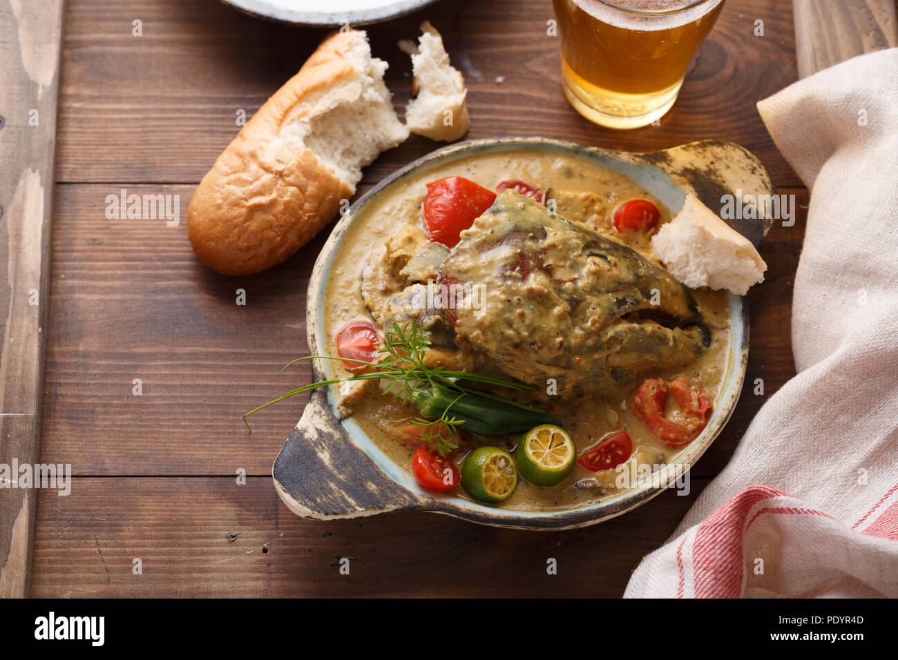 Curry di testa di pesce, tradizionale cucina di Singapore Foto Stock