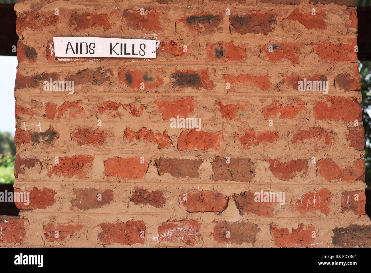 AIDS uccide, segno fatto da giovani studenti sono una scuola primaria ugandese in Africa Foto Stock