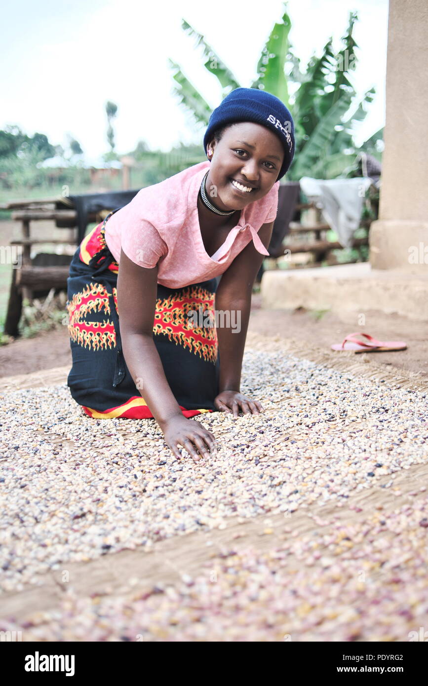 Giovane ragazza ugandese è a casa a guardare dopo la sua fagioli e semi in Uganda rurale Foto Stock