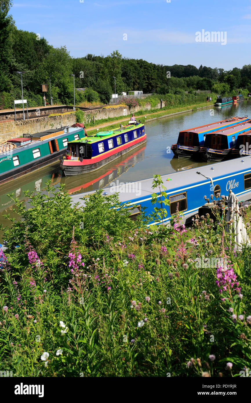 Narrowboats sulla Oxford Canal a Heyford Wharf, inferiore Heyford village, Bicester, Oxfordshire, Inghilterra Foto Stock