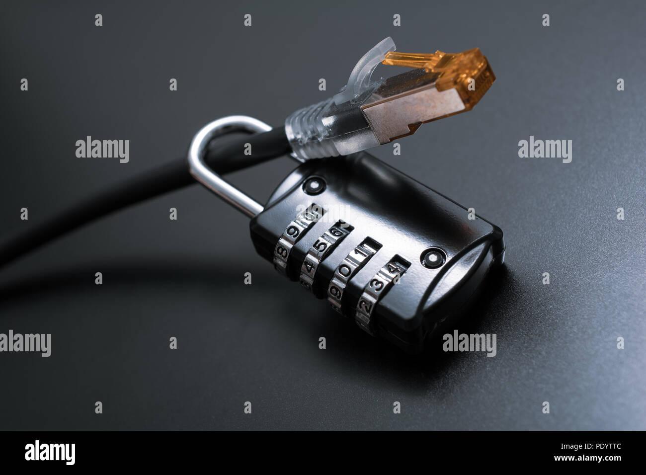 Rete Cavo Ethernet fissato mediante una serratura a combinazione - Internet il concetto di sicurezza Foto Stock