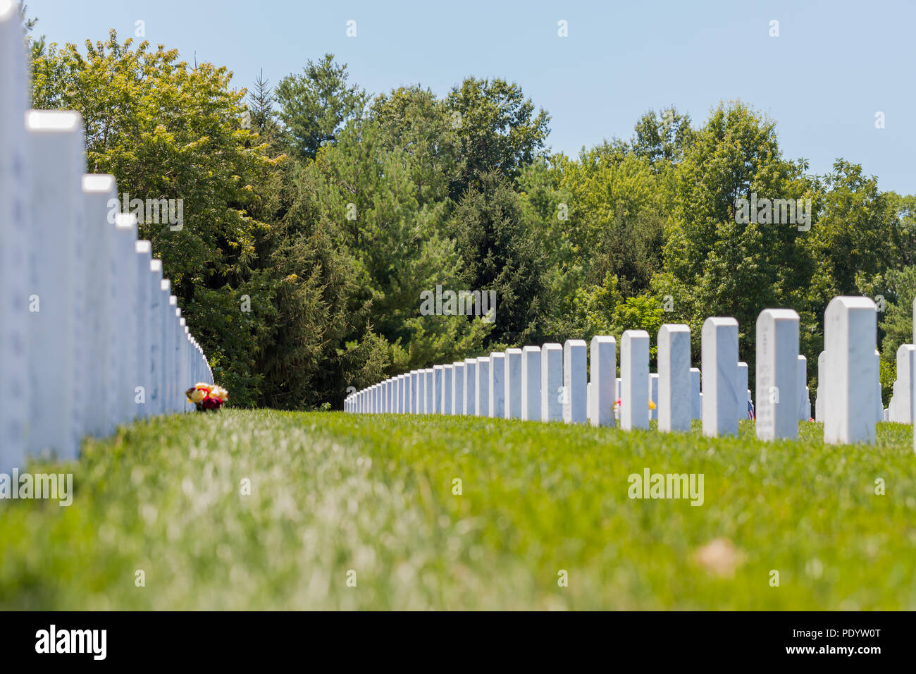Vista di lapidi in Camp Butler Cimitero nazionale militare americano in luogo di sepoltura Foto Stock