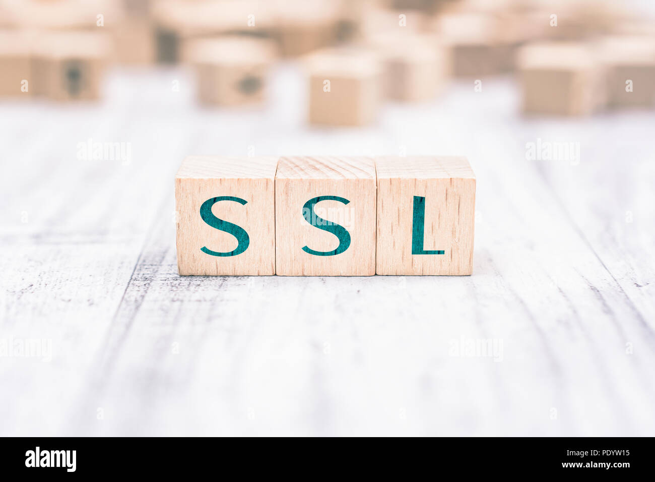La parola SSL formata da blocchi di legno su un tavolo bianco Foto Stock