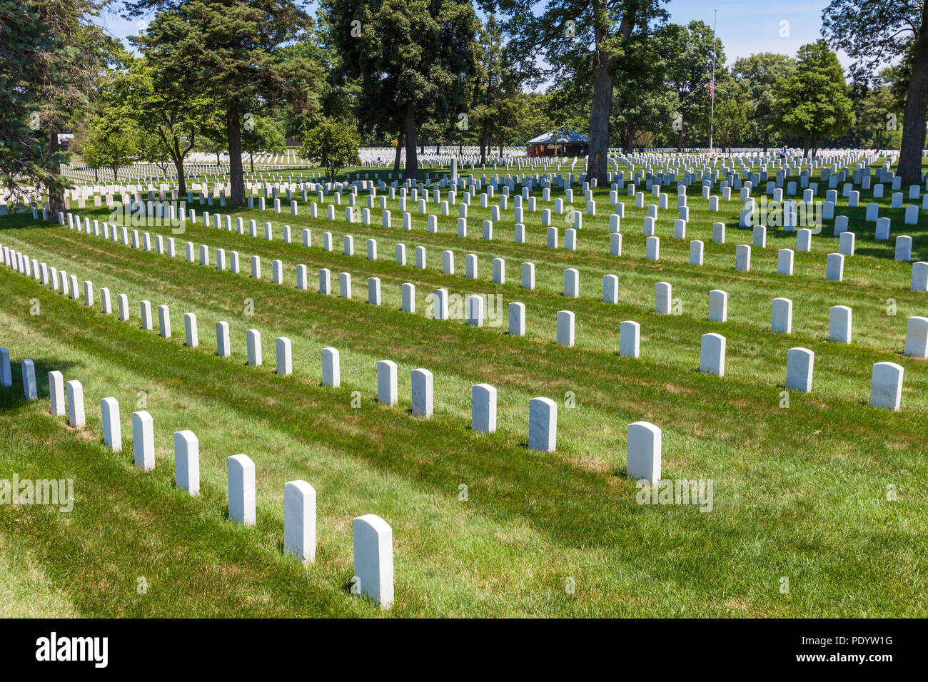 Vista di lapidi in Camp Butler Cimitero nazionale militare americano in luogo di sepoltura Foto Stock