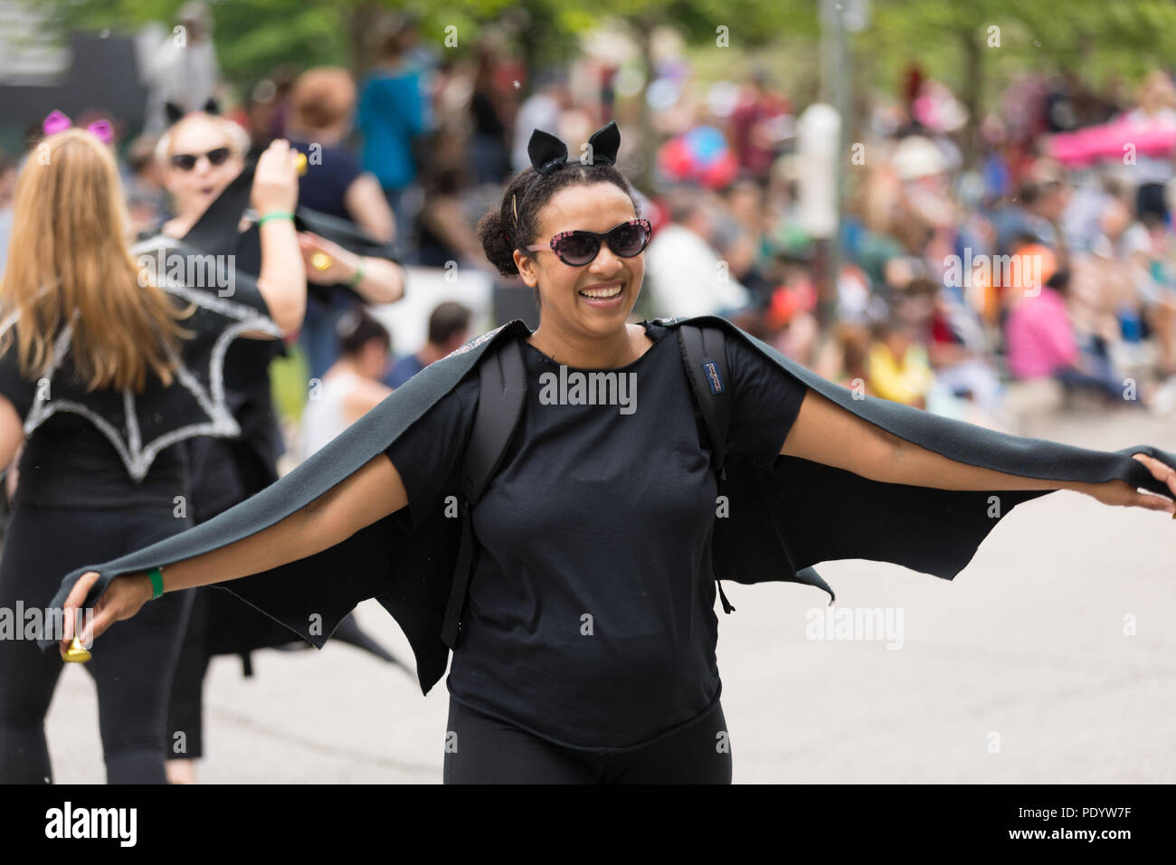 Cleveland, Ohio, Stati Uniti d'America - 9 giugno 2018 donne in costumi del vampiro all'arte astratta festival Parade il cerchio Foto Stock