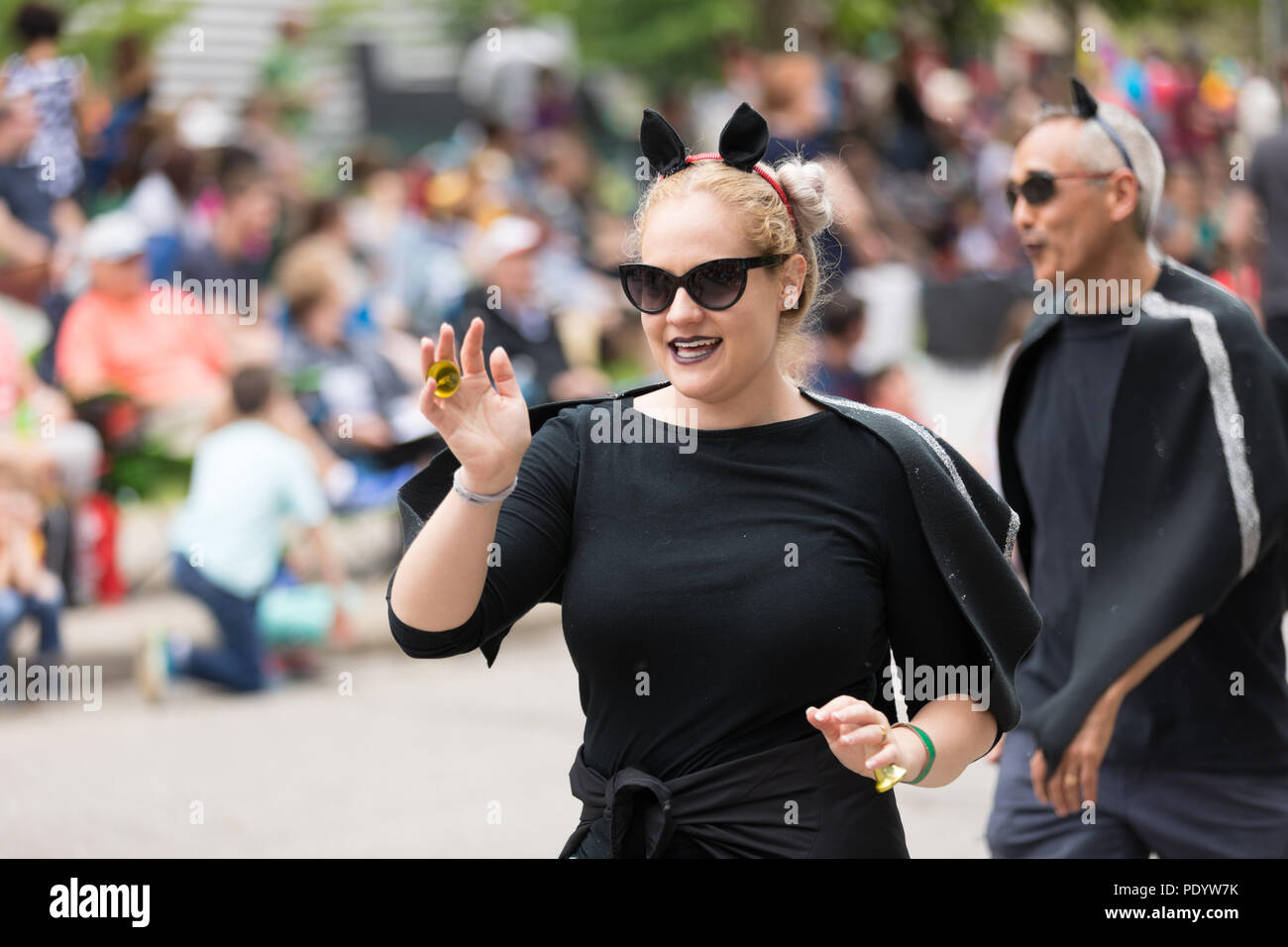 Cleveland, Ohio, Stati Uniti d'America - 9 giugno 2018 donne in costumi del vampiro all'arte astratta festival Parade il cerchio Foto Stock