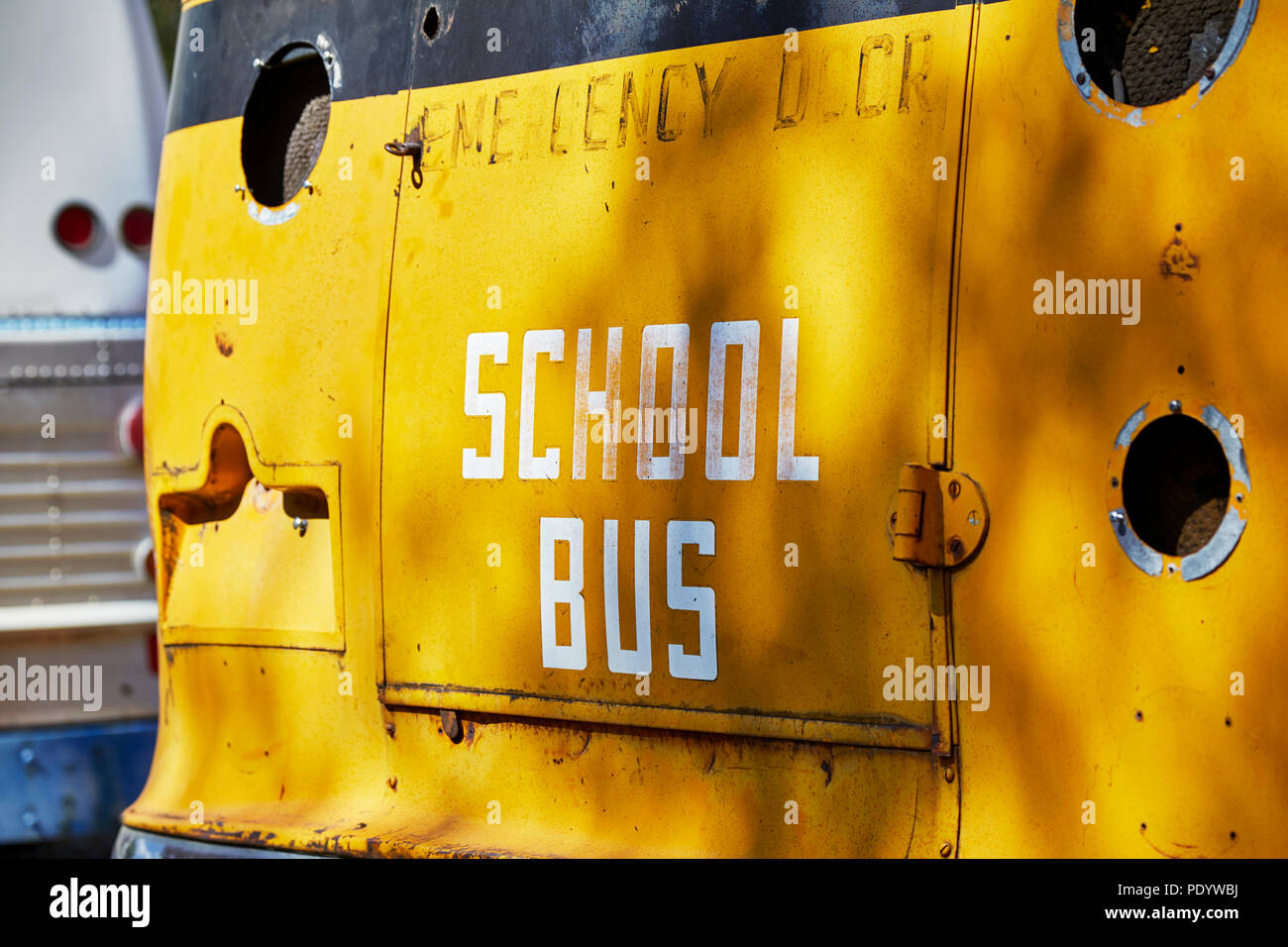 Porta di emergenza di un junked school bus Foto Stock