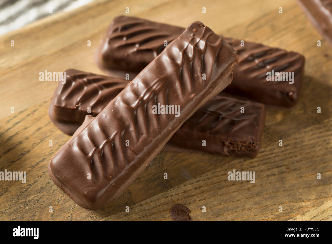 Dolci fatti in casa il cioccolato al latte candy bar con caramello Foto Stock Dolci fatti in casa il cioccolato al latte candy bar con caramello Foto Stock