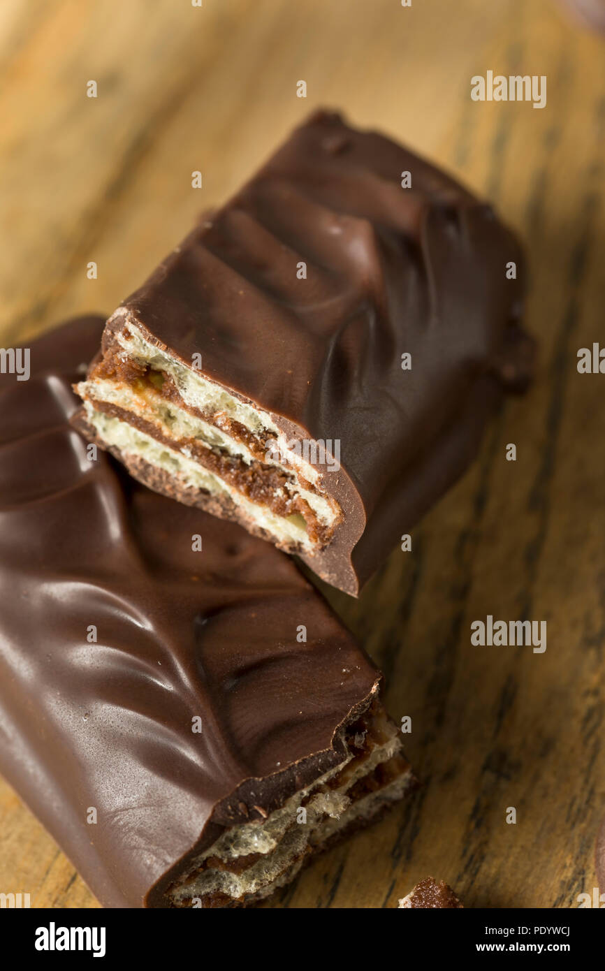 Dolci fatti in casa il cioccolato al latte candy bar con caramello Foto Stock Dolci fatti in casa il cioccolato al latte candy bar con caramello Foto Stock