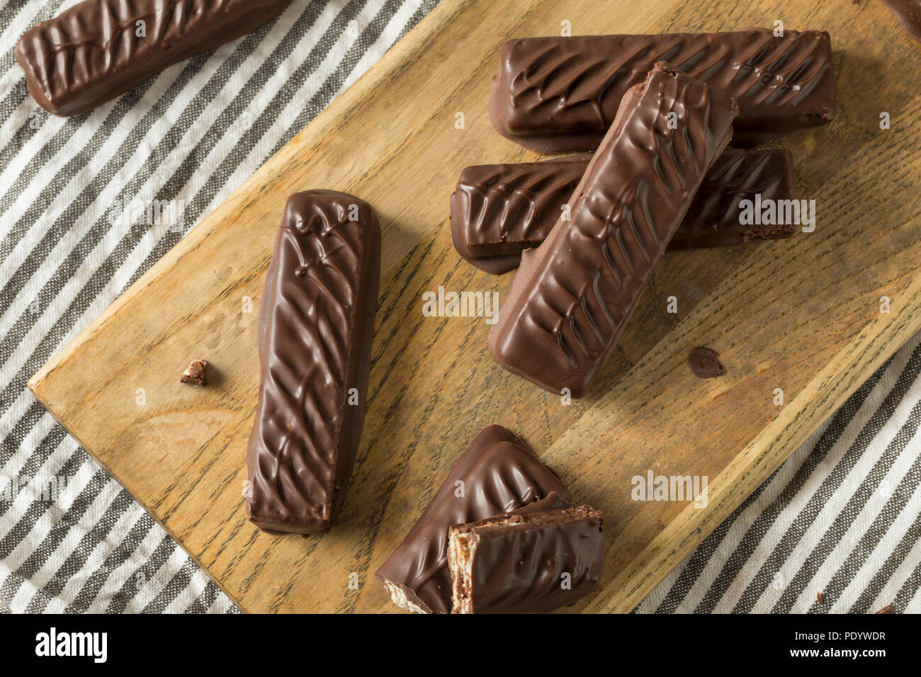 Dolci fatti in casa il cioccolato al latte candy bar con caramello Foto Stock Dolci fatti in casa il cioccolato al latte candy bar con caramello Foto Stock