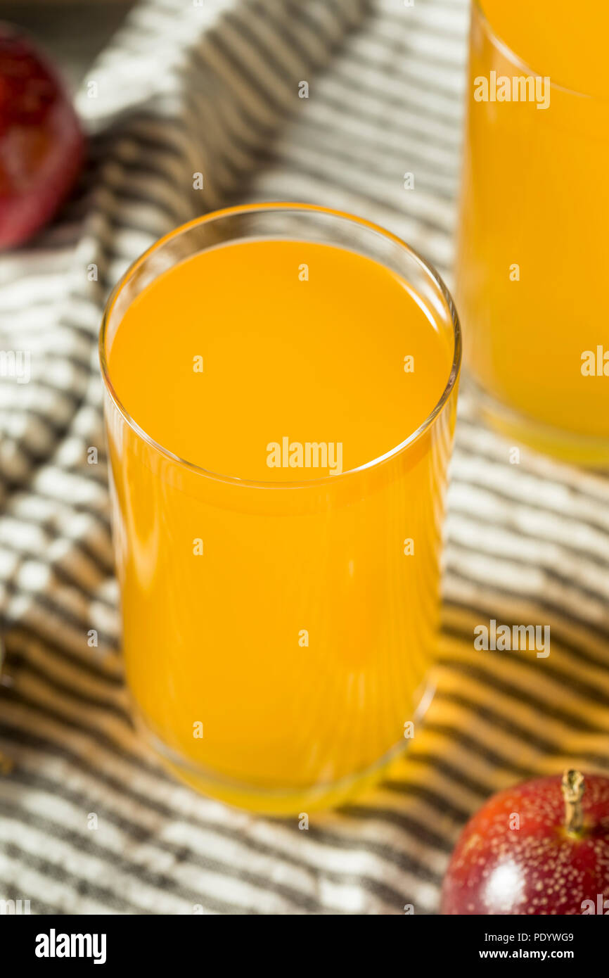 Giallo dolce succo di frutto della passione in un bicchiere Foto Stock