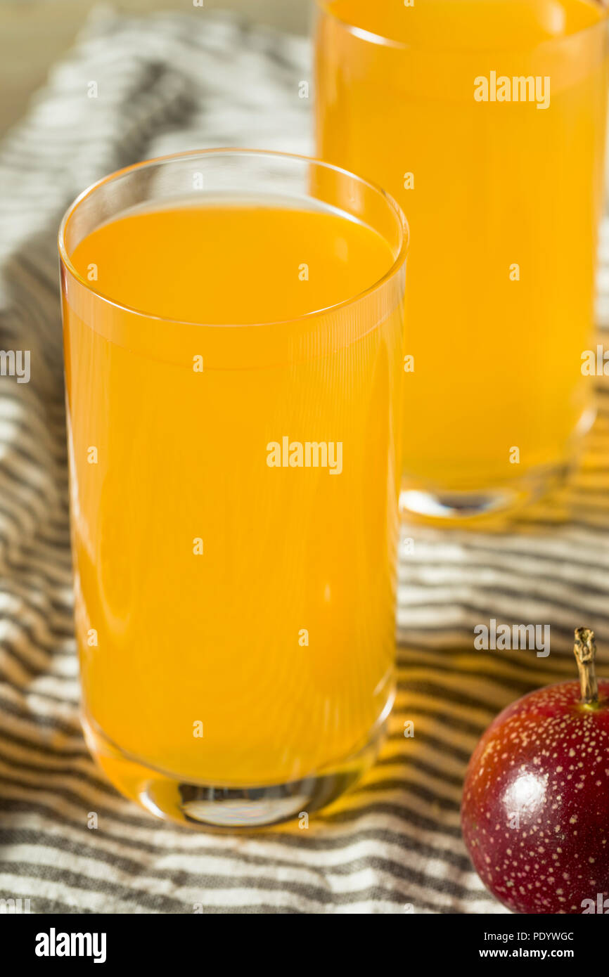Giallo dolce succo di frutto della passione in un bicchiere Foto Stock