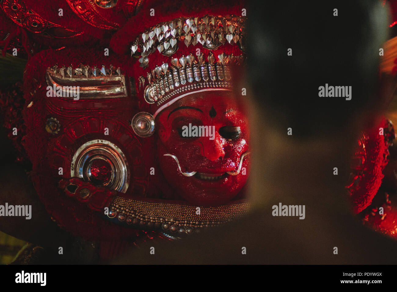 Theyyam, popolare forma rituale del culto del Nord Malabar in Kerala, India Foto Stock