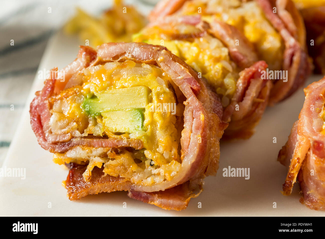 In casa gustosa colazione Sushi con pancetta patate uovo Foto Stock