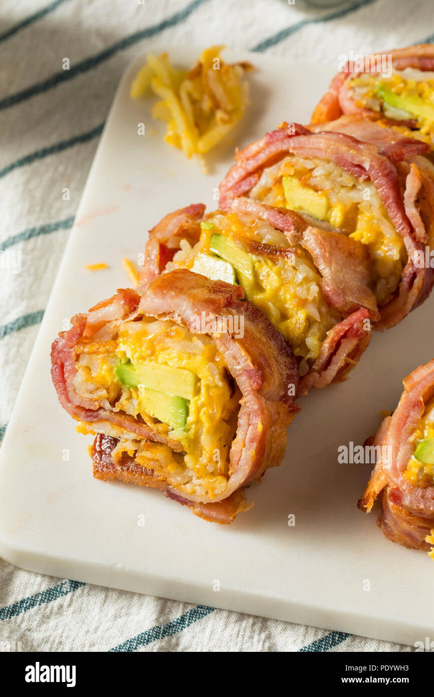 In casa gustosa colazione Sushi con pancetta patate uovo Foto Stock