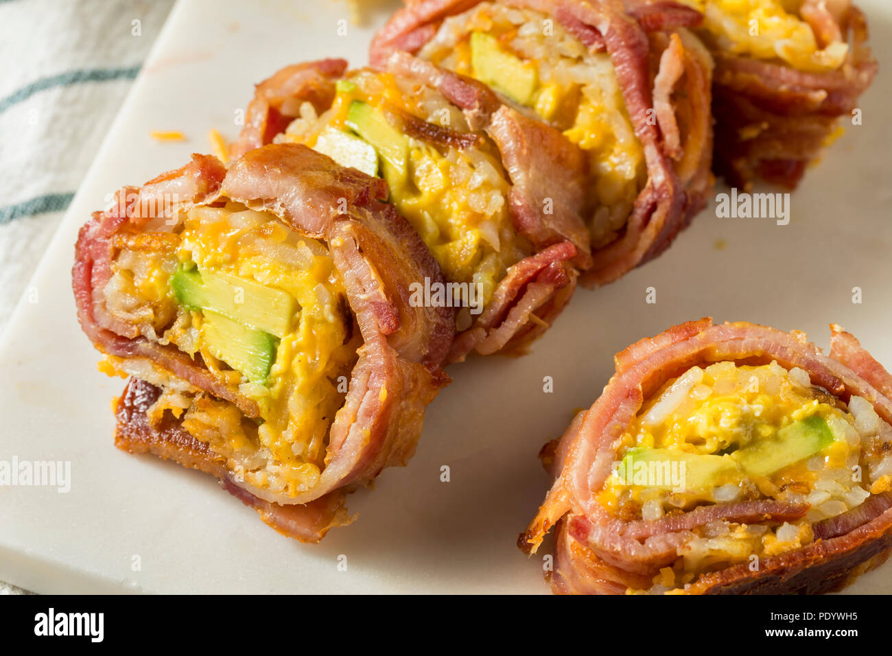 In casa gustosa colazione Sushi con pancetta patate uovo Foto Stock