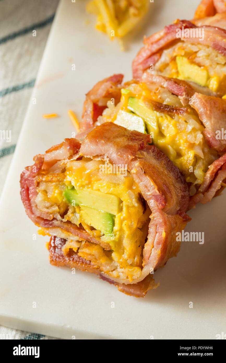 In casa gustosa colazione Sushi con pancetta patate uovo Foto Stock