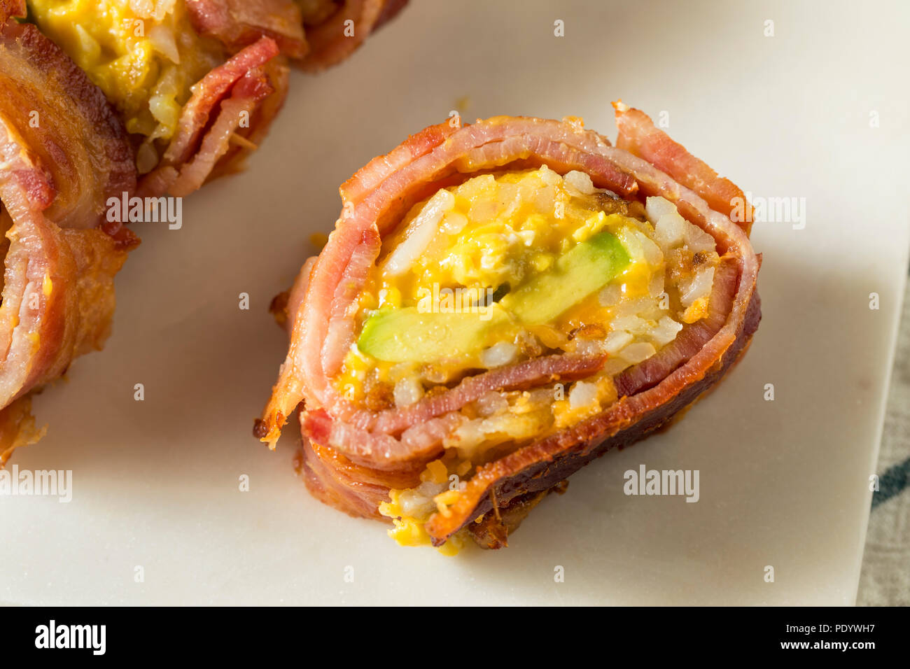 In casa gustosa colazione Sushi con pancetta patate uovo Foto Stock