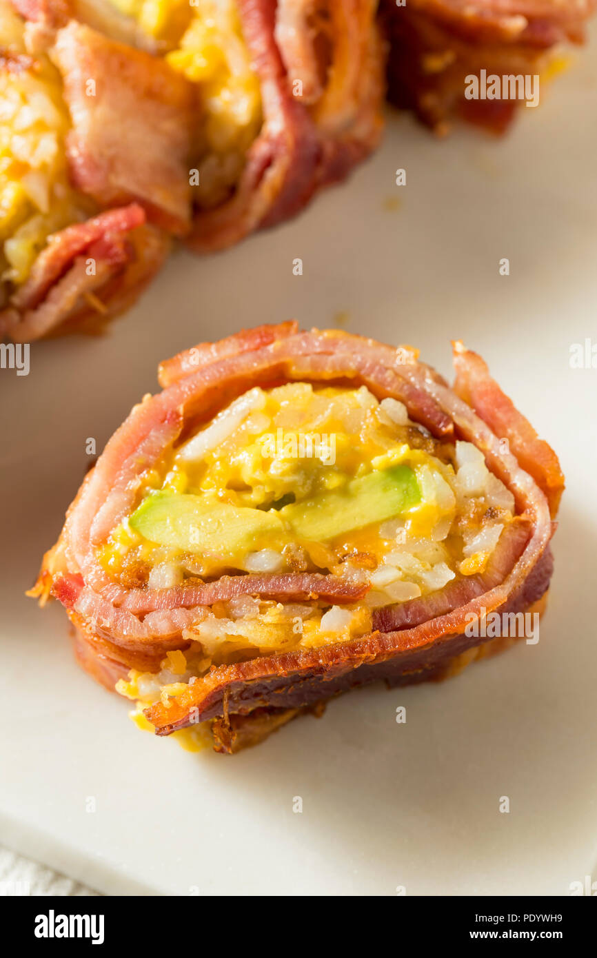 In casa gustosa colazione Sushi con pancetta patate uovo Foto Stock