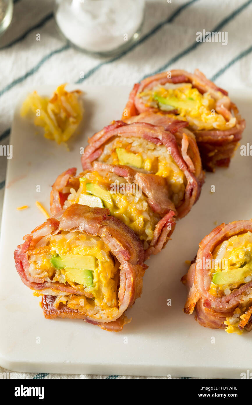 In casa gustosa colazione Sushi con pancetta patate uovo Foto Stock