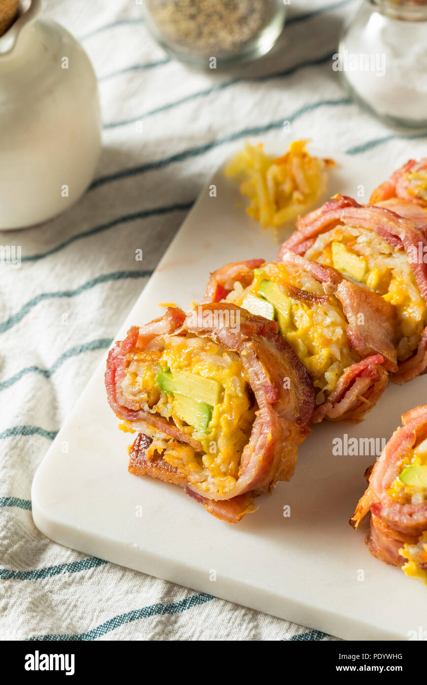 In casa gustosa colazione Sushi con pancetta patate uovo Foto Stock