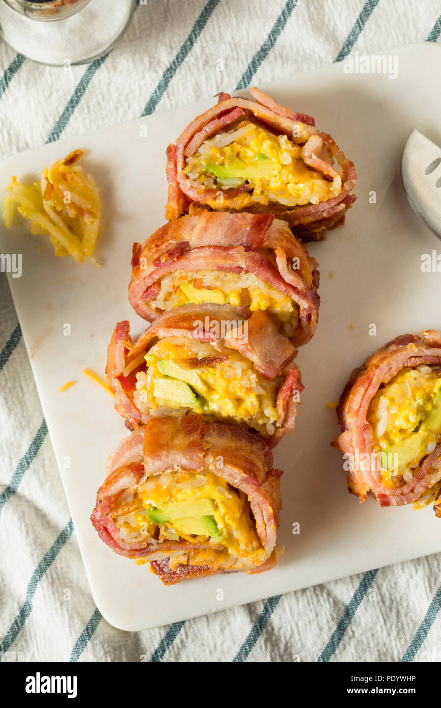 In casa gustosa colazione Sushi con pancetta patate uovo Foto Stock