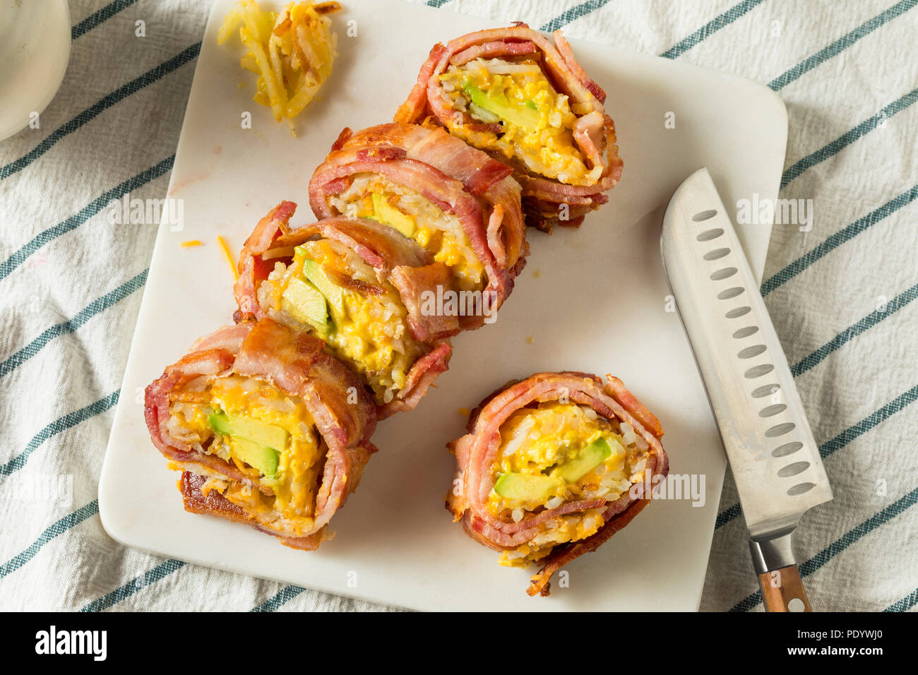 In casa gustosa colazione Sushi con pancetta patate uovo Foto Stock
