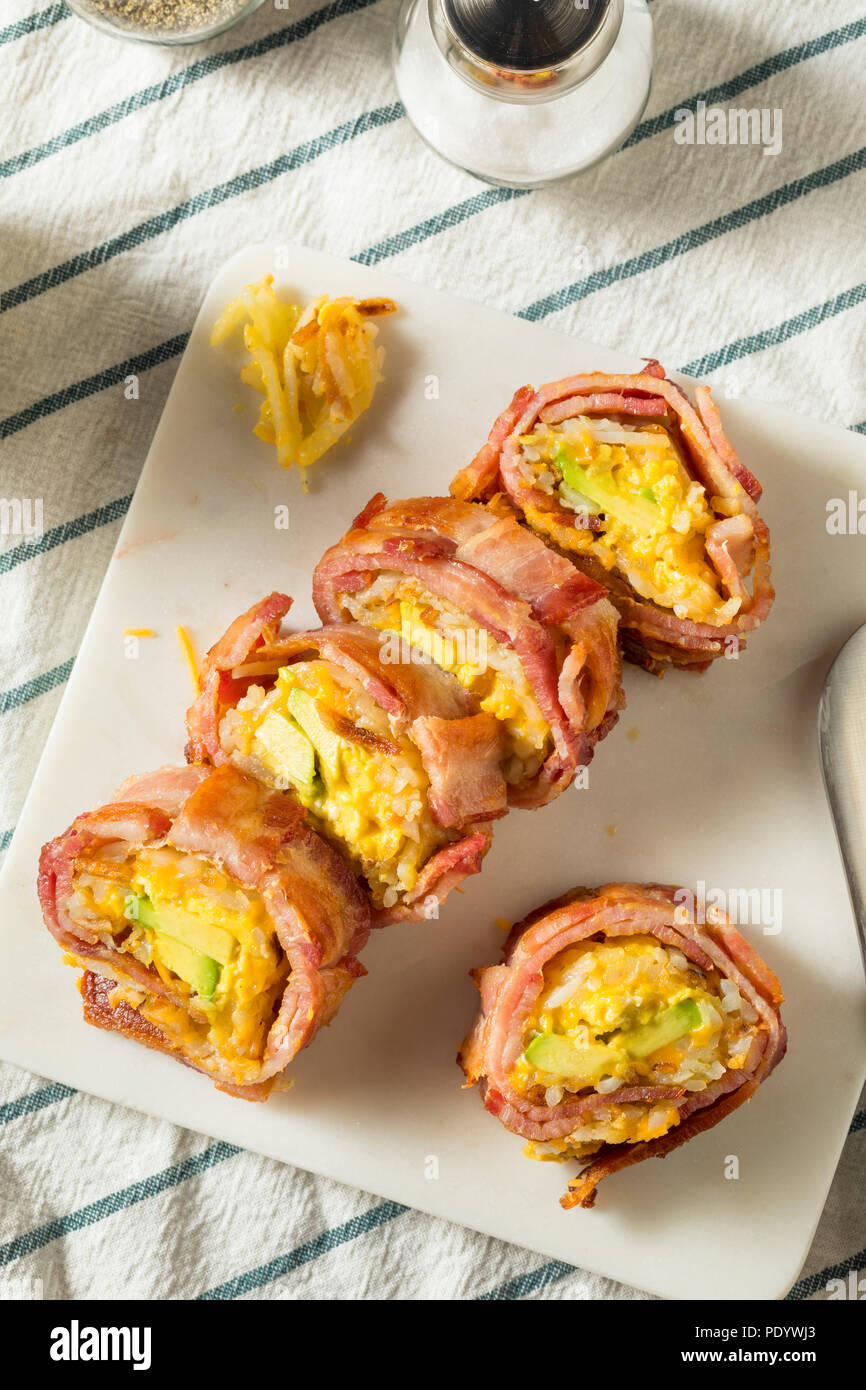 In casa gustosa colazione Sushi con pancetta patate uovo Foto Stock