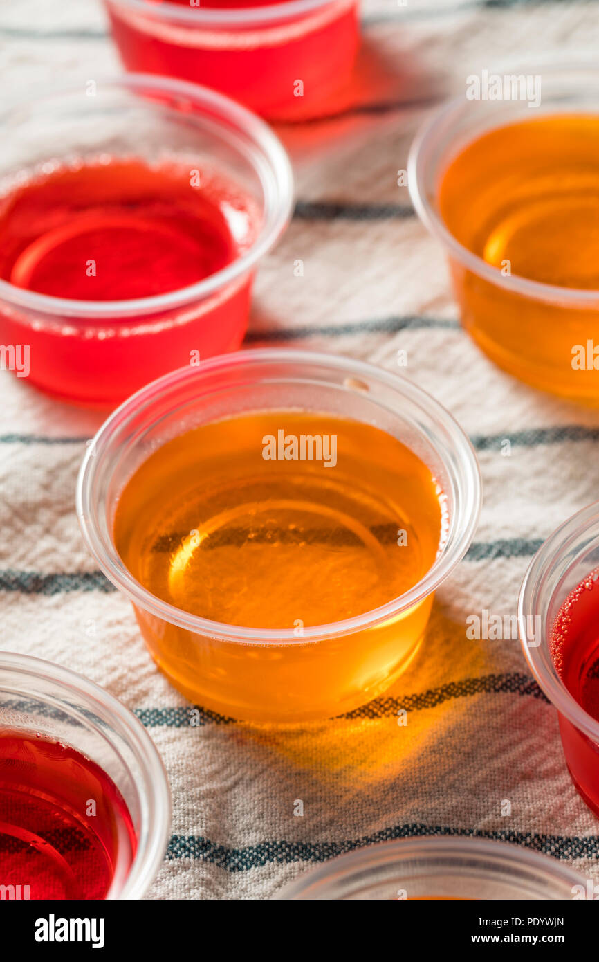 In casa dolce gelatina alcolica scatti in bicchieri di plastica Foto Stock