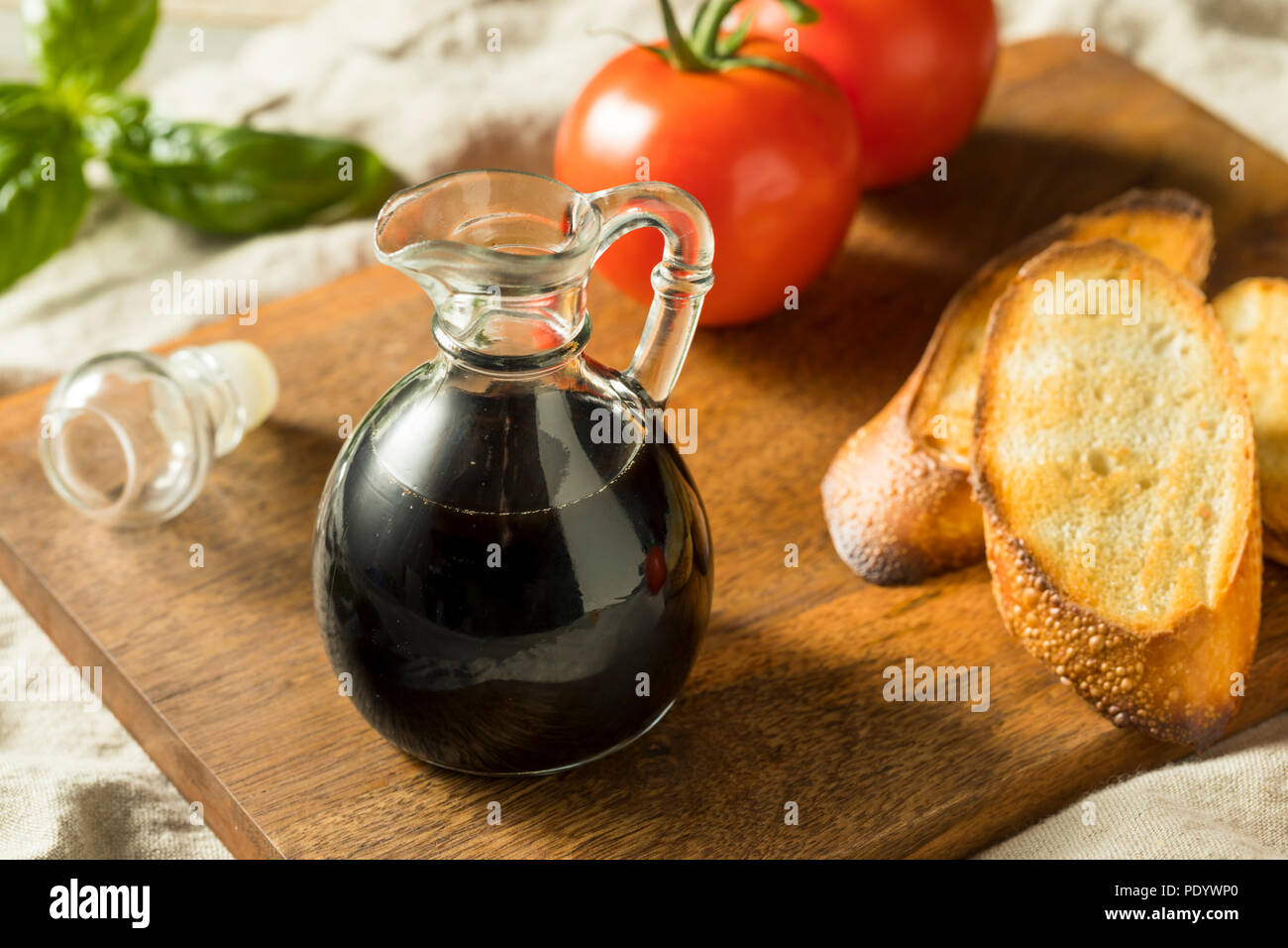 Nero organico Aceto Balsamico in una bottiglia Foto Stock