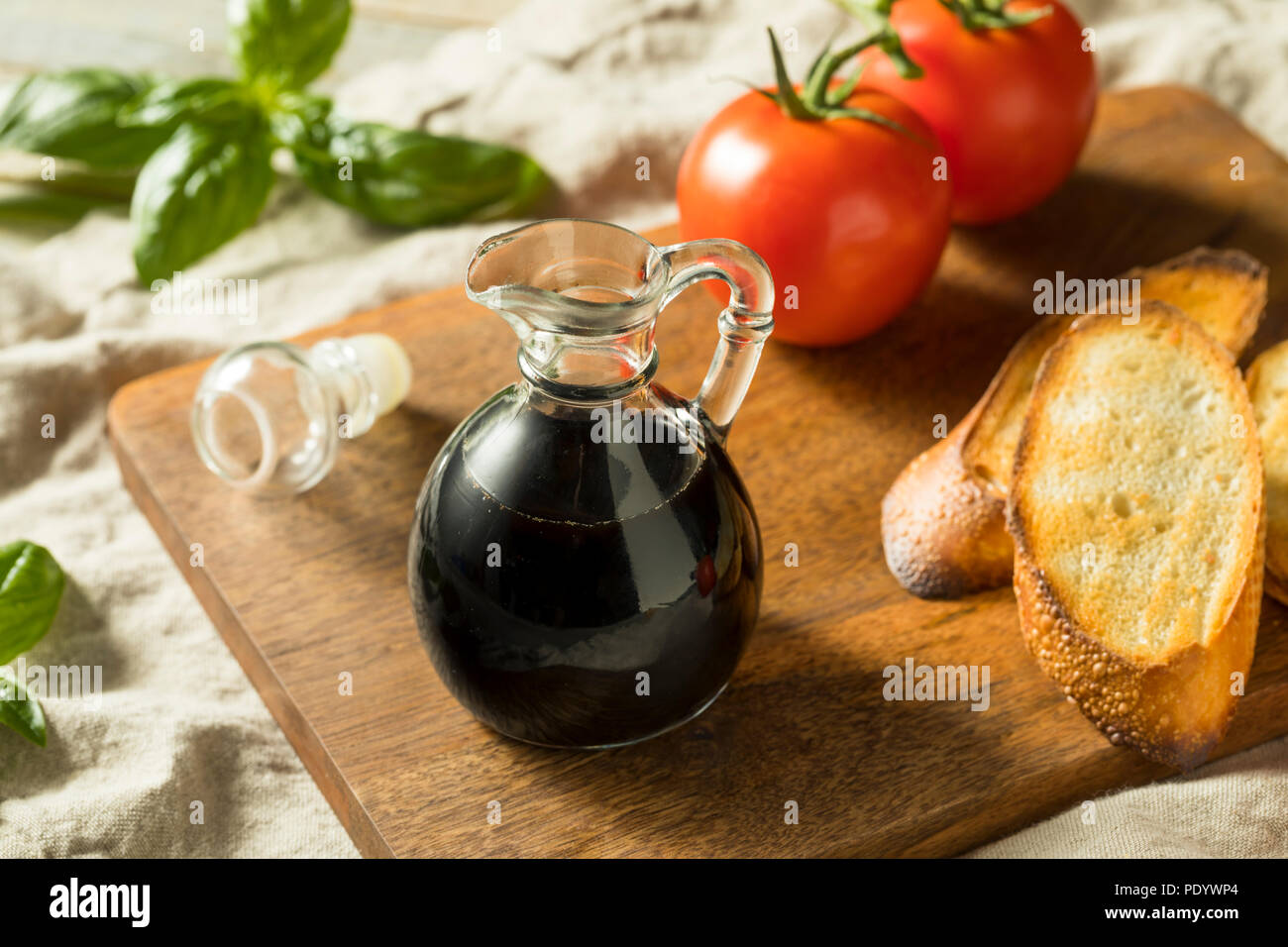 Nero organico Aceto Balsamico in una bottiglia Foto Stock