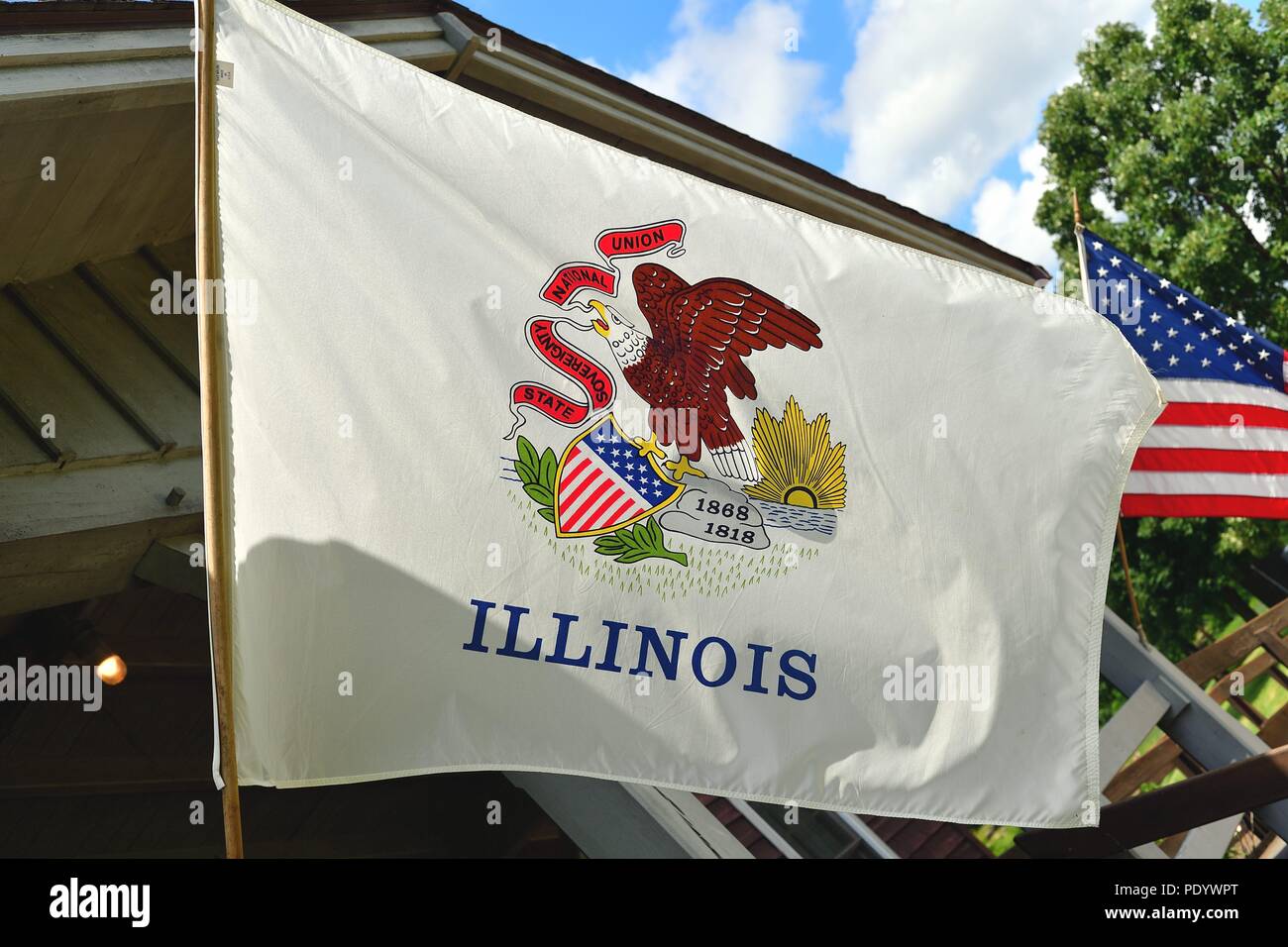 Franklin Grove, Illinois, Stati Uniti d'America. La bandiera dello Stato di Illinois sul display. Foto Stock