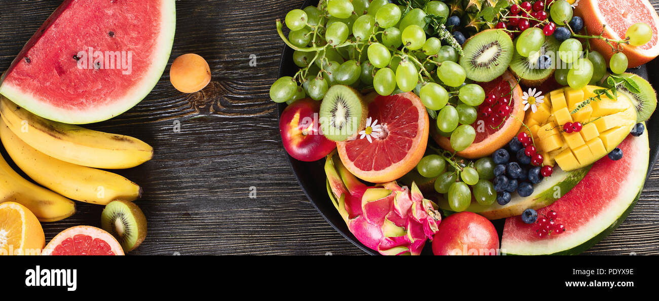 Frutta fresca e bacche di piatto. Vista dall'alto. Cucina vegana Foto Stock