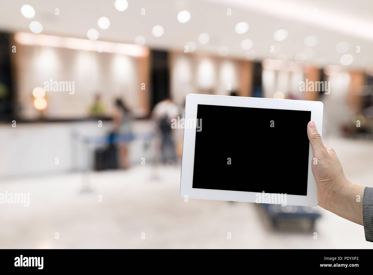 Abstract sfondo sfocato di hotel moderno lobby con tavoletta digitale Foto Stock
