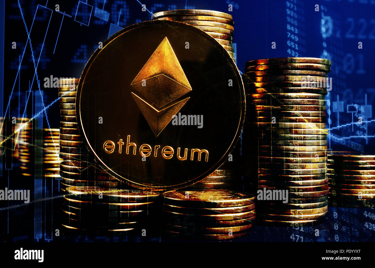 Ethereum ETH e pile di monete. Cryptocurrency stock exchange. Foto Stock