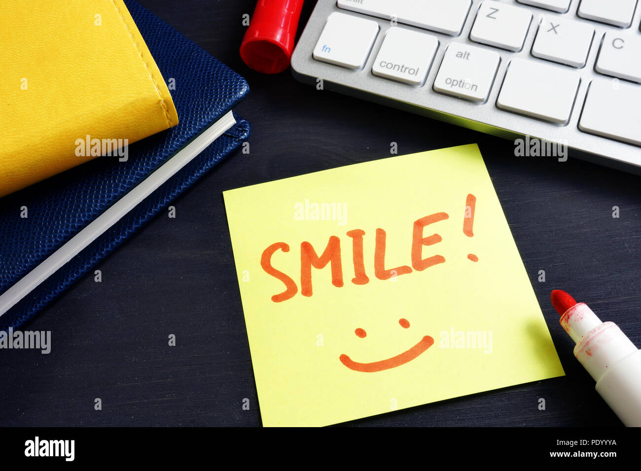 Memo stick con segno sorriso in un ufficio. Ispirazione. Foto Stock