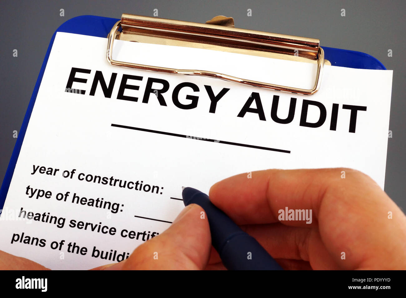Uomo di riempimento di energia nel modulo di audit in un blocco appunti. Foto Stock